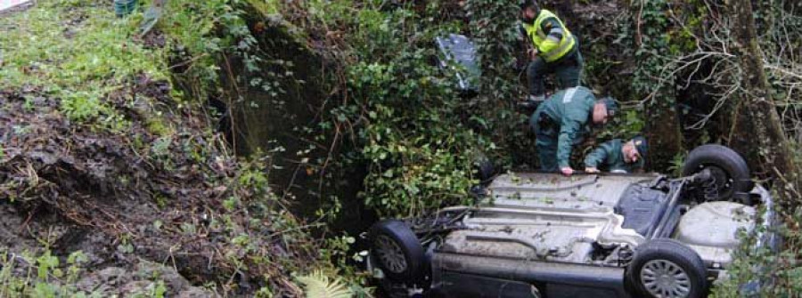 Un matrimonio fallece en  O Incio tras salirse su coche  de la carretera y caer a un río