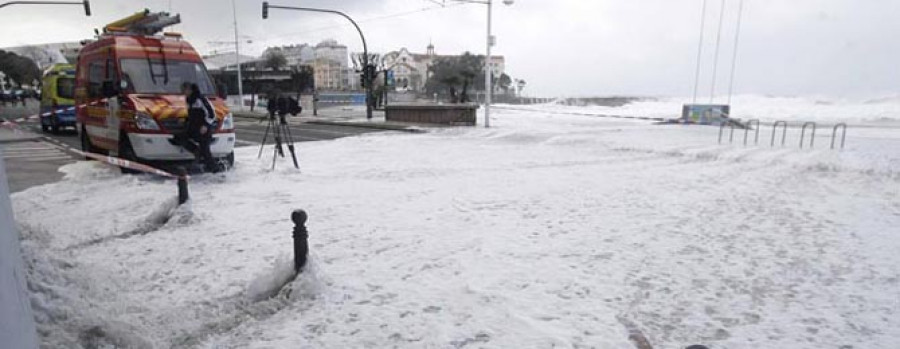 Las olas invaden el Paseo Marítimo  y anegan varios negocios en Riazor