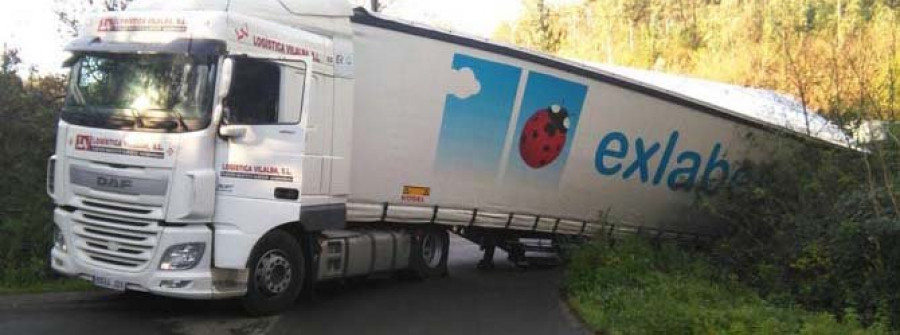 Un tráiler cargado de pienso bloquea una carretera tras quedar atrapado en Anceis