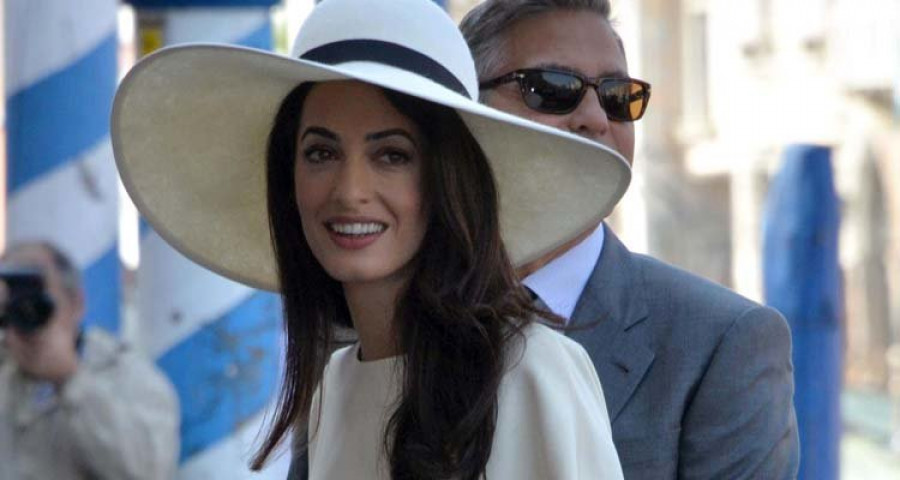 Amal Clooney luce embarazo 
en los premios César