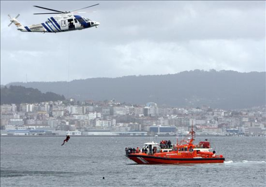 Fallece un tripulante de un velero que volcó cerca de Nigrán