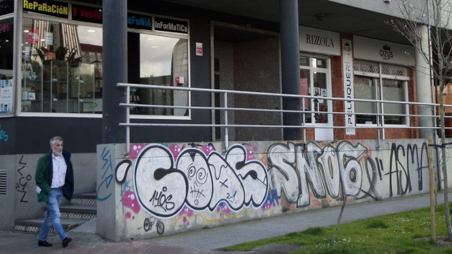 Ingresa en prisión el grafitero Coas tras serle incautadas varias armas y una placa falsa de Policía