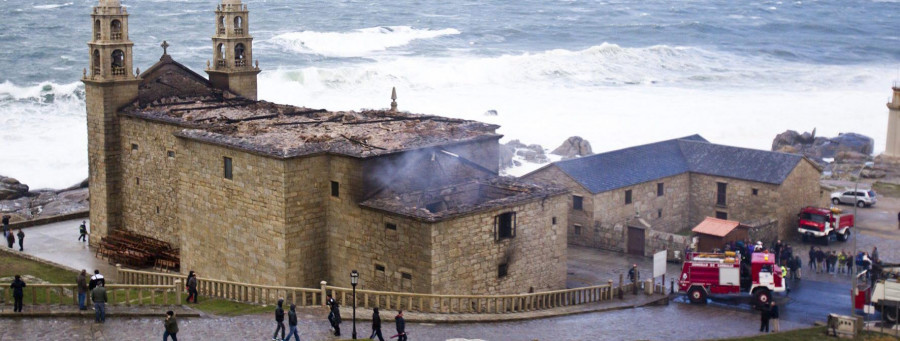 Incendio en el santuario de A Virxe da Barca, en Muxía (A Coruña)