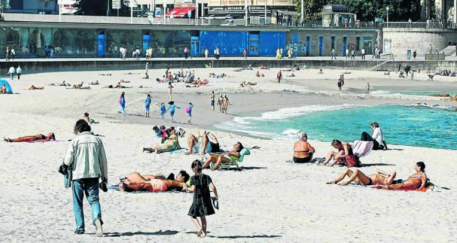 Los coruñeses apuran el buen tiempo en la playa a la espera de la borrasca de mañana