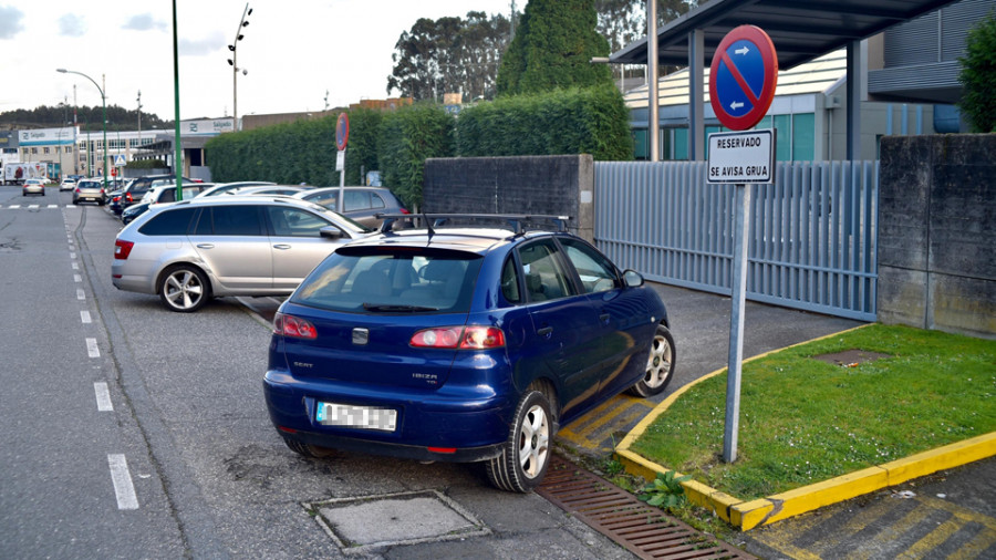 Los empresarios de Pocomaco protestan por la impunidad de los coches mal estacionados