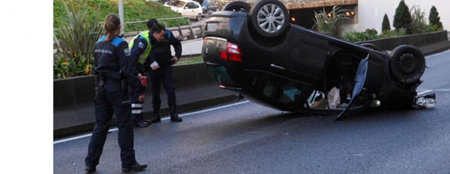 Una mujer resulta herida  leve tras un aparatoso vuelco en la avenida del Ejército