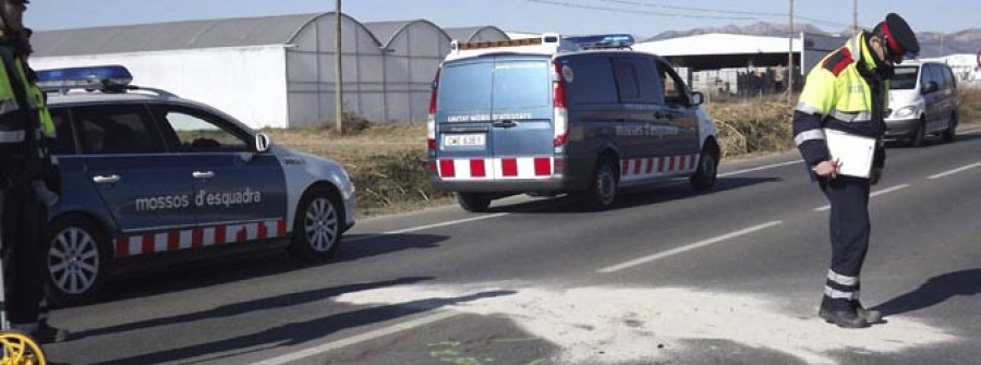 Mueren dos ciclistas atropellados por un turismo en una carretera de Lleida