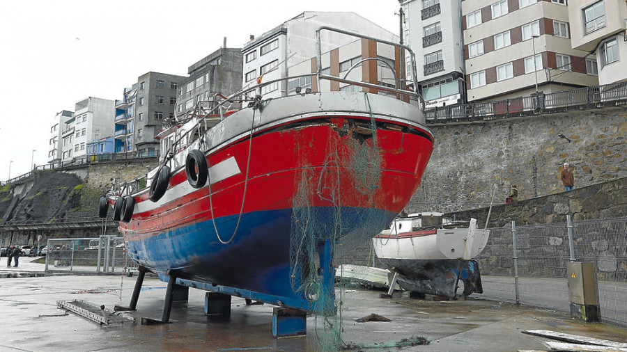 Muere un marinero de Malpica al volcar su barco en la dársena local