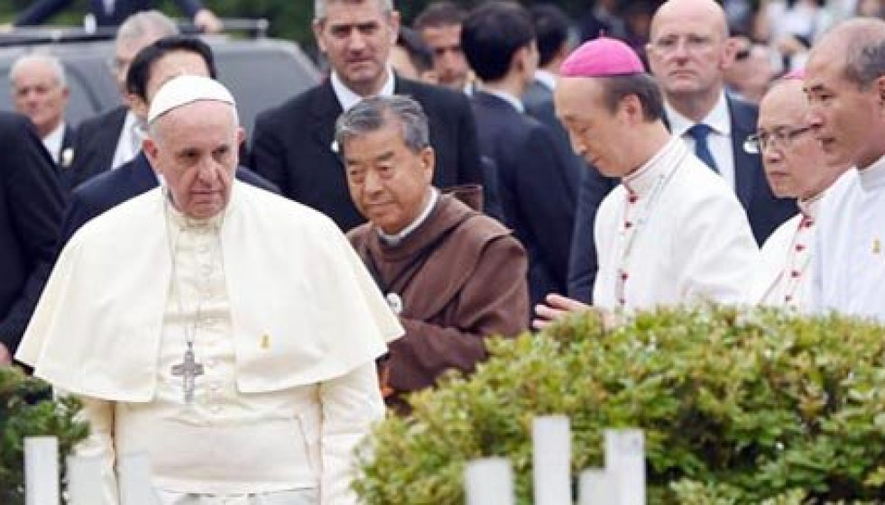 El papa califica de hipócritas a los religiosos que “viven como ricos”