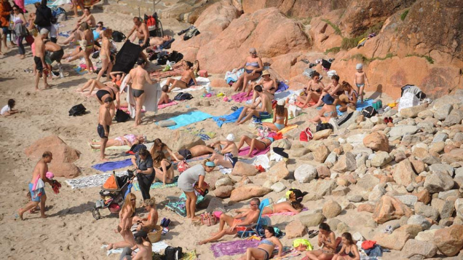 El buen tiempo en la ciudad dispara la afluencia a las playas céntricas y las terrazas