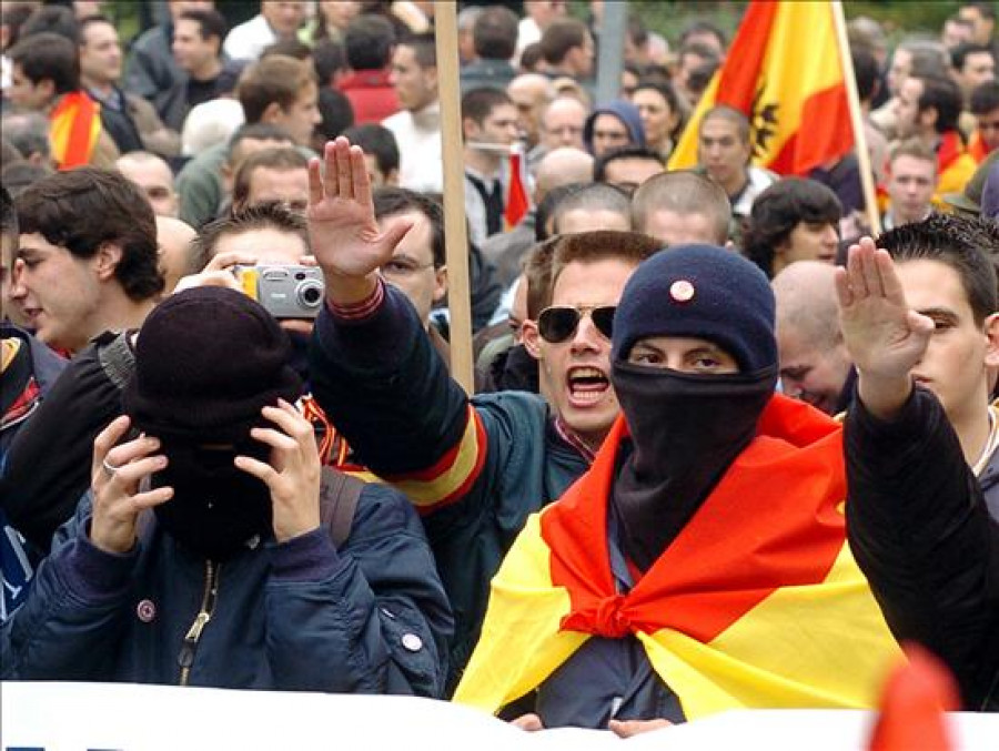 El reducto fascista no inquieta a la Policía, pocos, previsibles y controlados