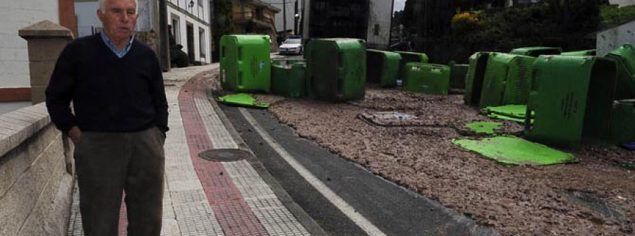 Un camión esparce 20 toneladas de restos de pescado en Oseiro