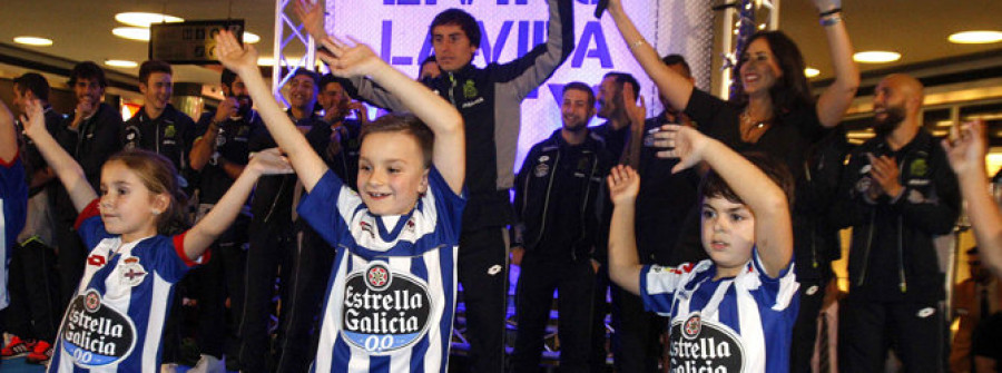 El Deportivo equipa de azul y blanco  el árbol de Navidad de Marineda City