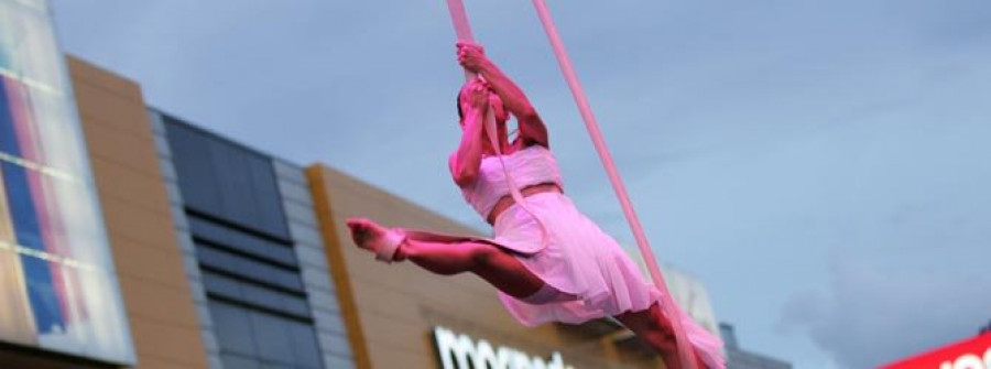 Marineda City  celebra con acrobacias y danzas con telas  su cuarto aniversario