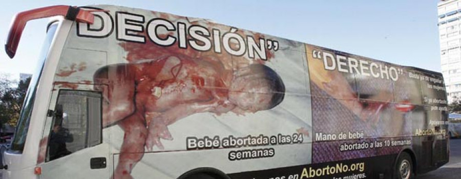 Un autobús recorre las calles de Madrid con imágenes cruentas del aborto