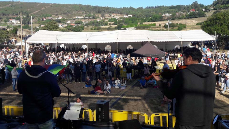 La música y la artesanía invaden la fraga de Sisalde en el festival folk