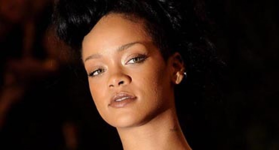 Rihanna rompe una mesa al subirse  a ella en una de sus noches locas