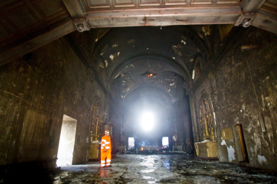 El interior del templo está "calcinado" y el retablo central, "desaparecido"