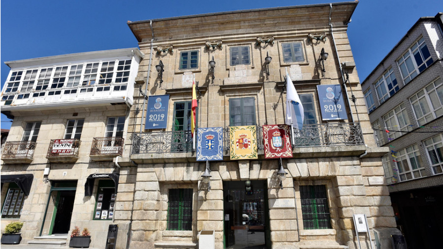 Betanzos sustituirá los ventanales de la casa consistorial del casco antiguo