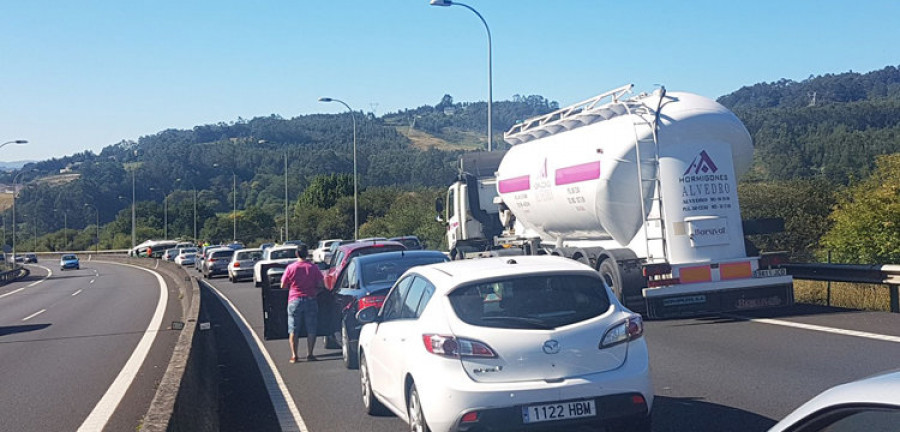 Una embarcación de recreo "naufraga" en la autopista AP-9