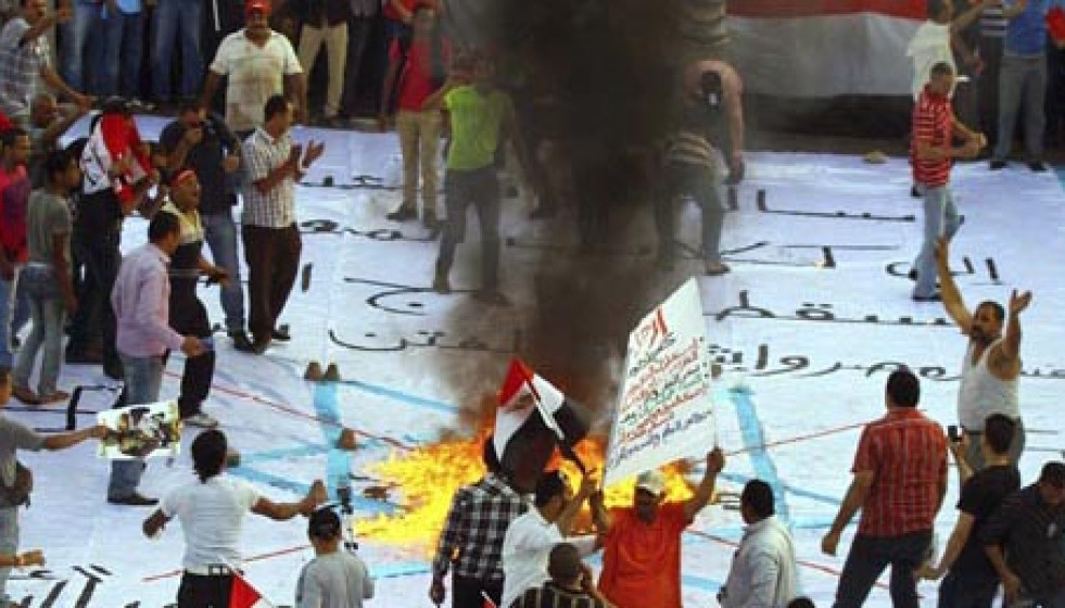 Un manifestante muere en otra jornada en la que los egipcios dirimieron su división política en la calle