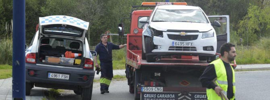 CULLEREDO-Un conductor resulta herido  en Alvedro al colisionar contra una farola y volcar su vehículo