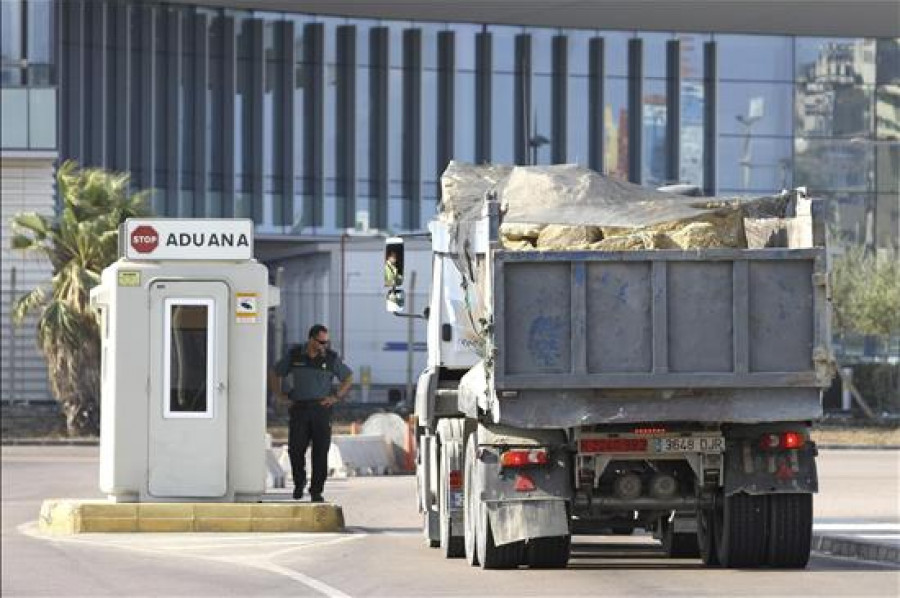 Gibraltar espera la llegada de un barco de Argelia con piedras para ganar terreno al mar