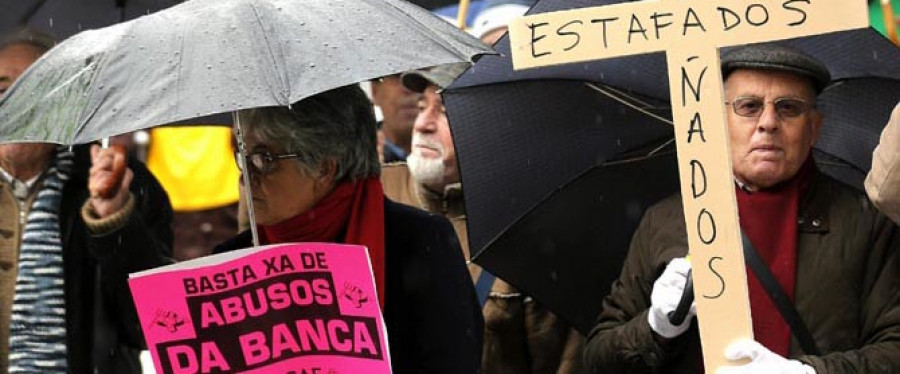 Un grupo de afectados lleva su protesta a la puerta de la catedral de Santiago