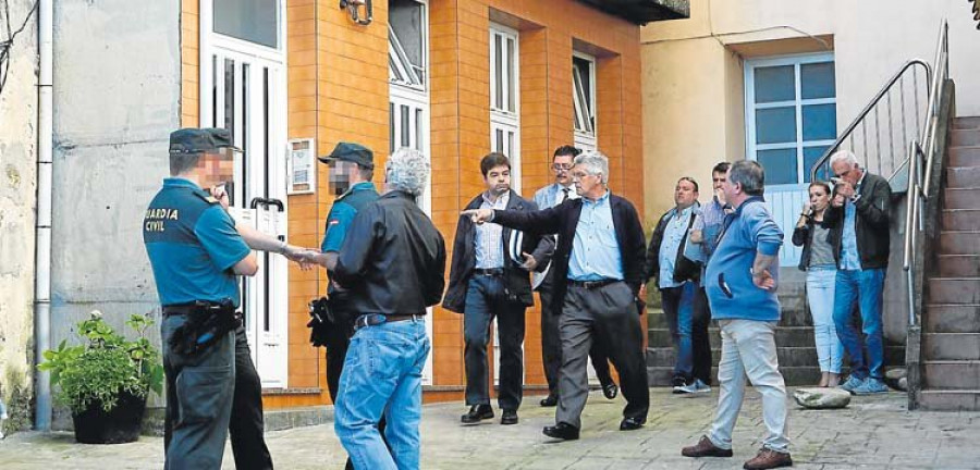 Todo listo para derribar la cuarta planta del edificio de Rueiro da Praia de Malpica