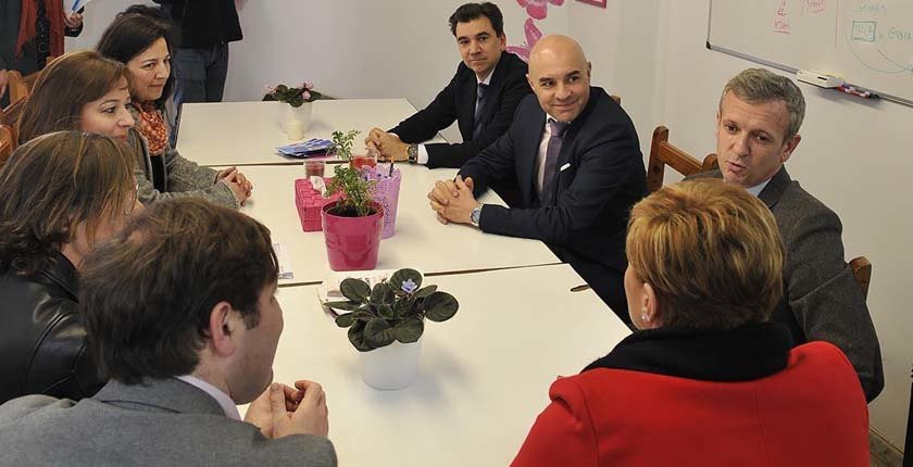 Rueda elogia en Betanzos a la entidad Mirabal por ayudar a víctimas de violencia machista