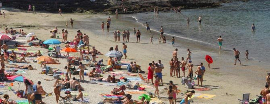 SADA - Un vertido de pintura obliga a cerrar  dos horas parte de  la playa de Cirro