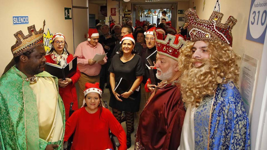 Los Reyes Magos visitan el Materno antes de participar en una cabalgata que movilizará a 450 niños