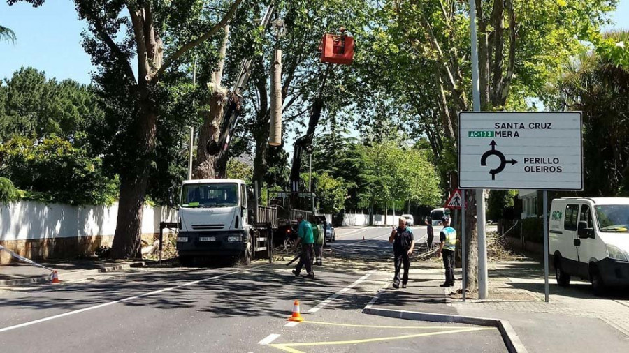 La coincidencia de varias obras en las calles de Perillo provoca grandes retenciones de tráfico