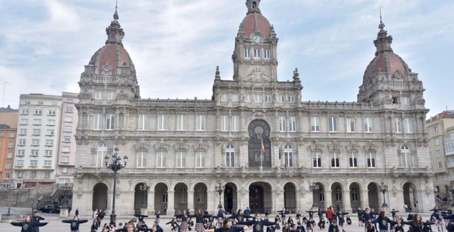 Reportaje | El lento peregrinaje de los alcaldes desde la iglesia de Santiago hasta María Pita