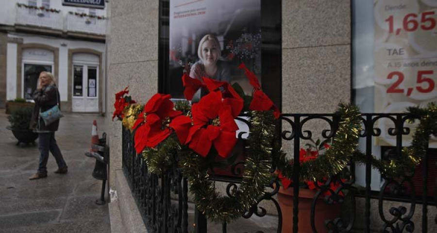 Los comerciantes del casco histórico renuevan su apuesta por la decoración para animar la Navidad
