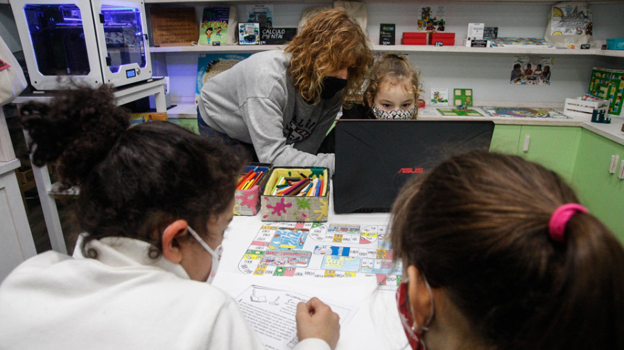 Escolares de Oleiros crean un juego de mesa cuya venta recaudará fondos para Cáritas