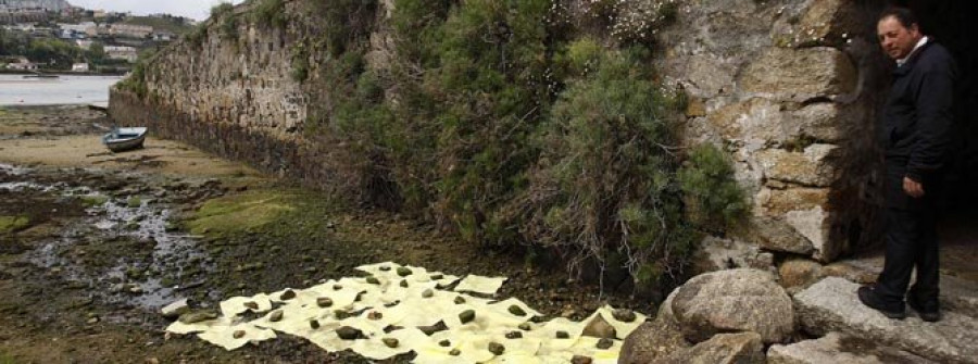 Un nuevo vertido  de hidrocarburos  invade las aguas de la ría de O Burgo