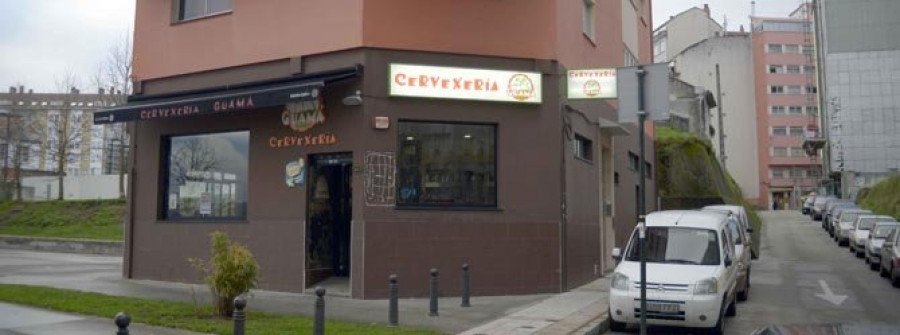 Un encapuchado atraca un bar con un cuchillo y deja maniatada a una mujer