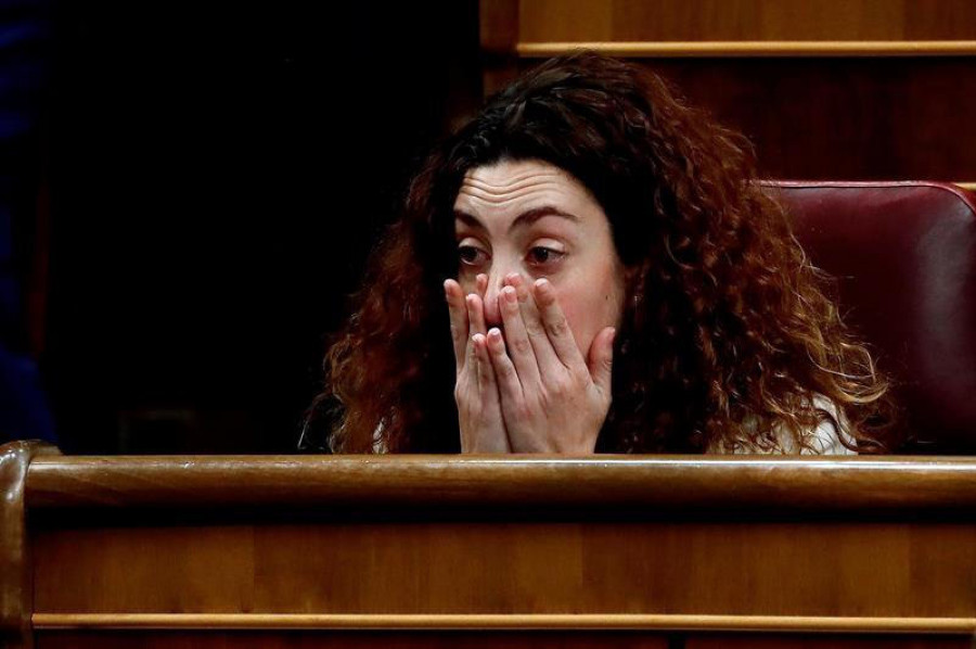 Aplausos y un enorme ramo de flores de Podemos a Aina Vidal