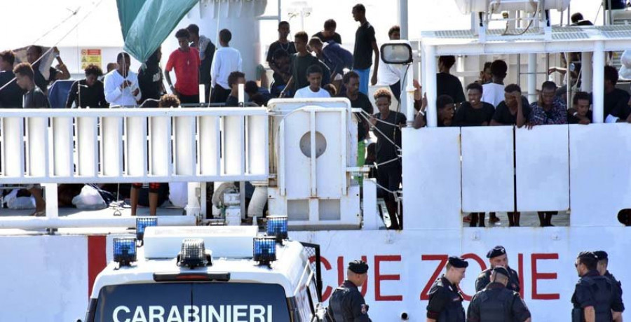 Los 177 inmigrantes a bordo del barco de la Guardia Costera italiana esperan en Catania a desembarcar