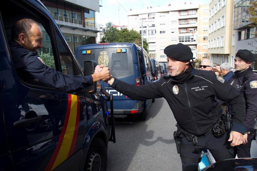 Hoy fue Vigo el que aclamó a sus agentes entre aplausos y vítores