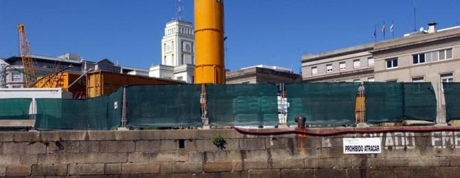 La avería en una máquina de las obras de la Marina provoca un vertido de fecales en la dársena