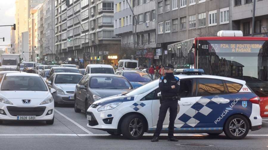 Derriba un semáforo y colisiona contra un edificio en Ronda de Outeiro
