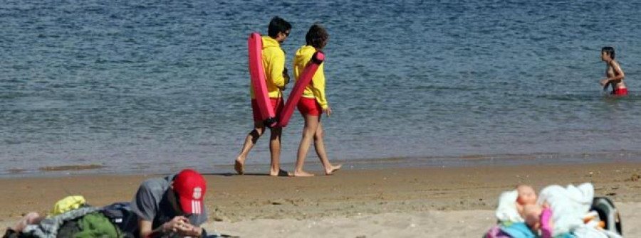 Los socorristas realizan los primeros rescates del verano en la playa de Oz