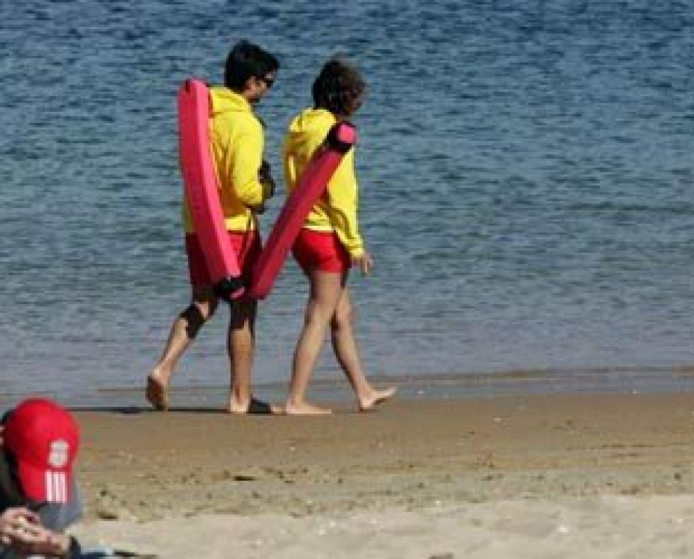 Los socorristas realizan los primeros rescates del verano en la playa de Oz
