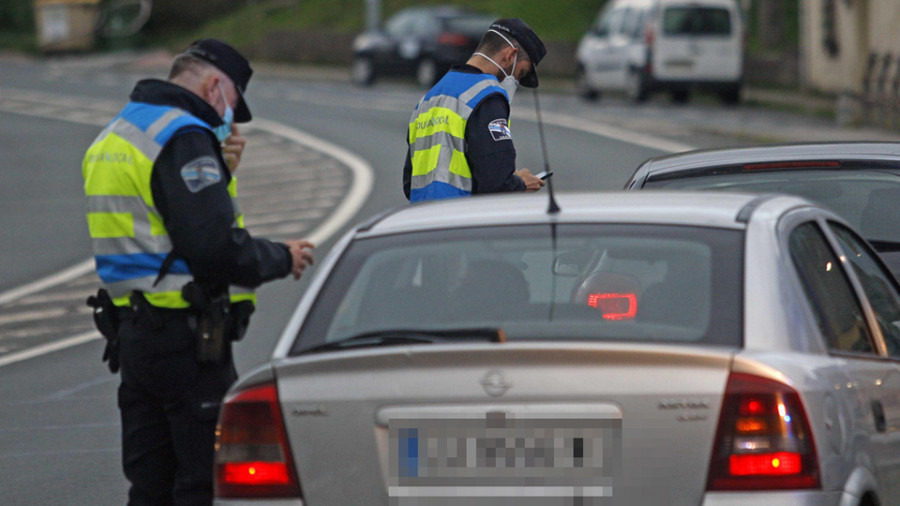 La Policía Local impone las 
primeras multas 
por incumplir las nuevas restricciones
