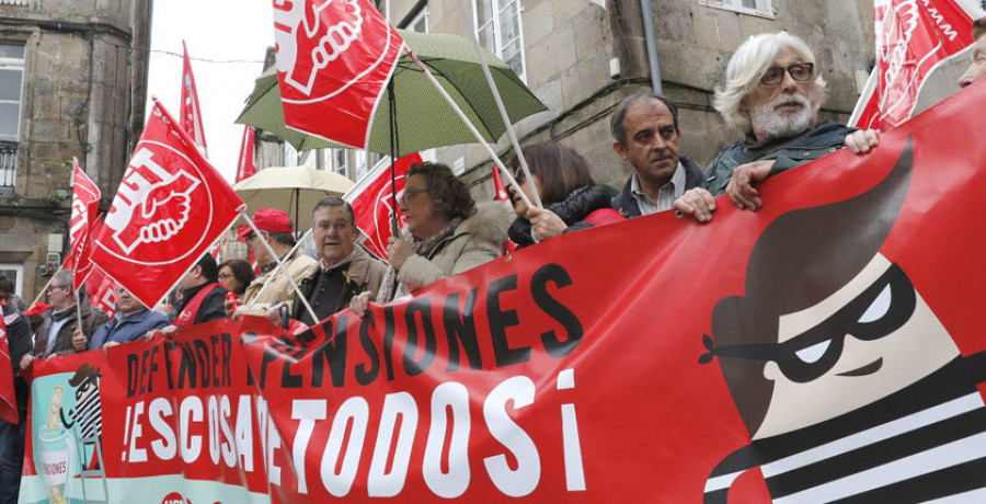 Cientos de gallegos salen a la calle  para denunciar la “subida de mierda” del 0,25% de las pensiones