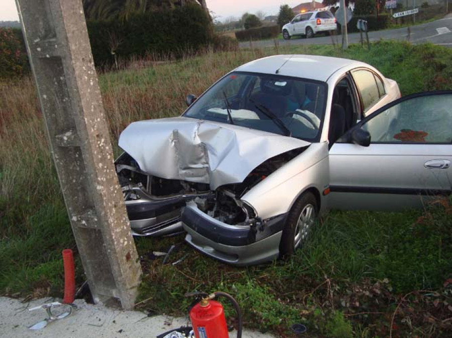 Una persona resulta herida al salirse su coche  y chocar contra un poste de hormigón