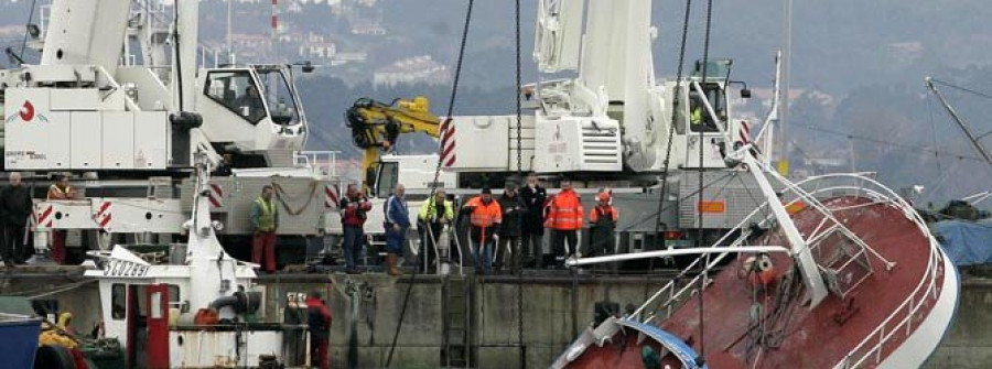 Una vía de agua en el casco del pesquero “O Vulcano” causa su hundimiento en el muelle de Oza