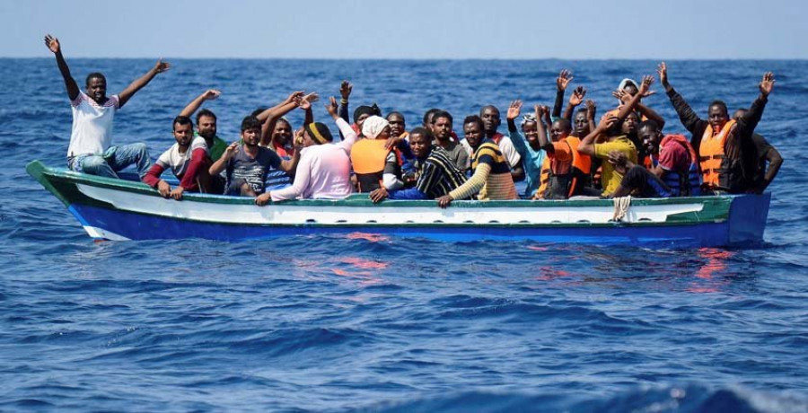 El “Aquarius” pide a la Unión Europea un puerto seguro y “cercano” para llevar
a 141 inmigrantes